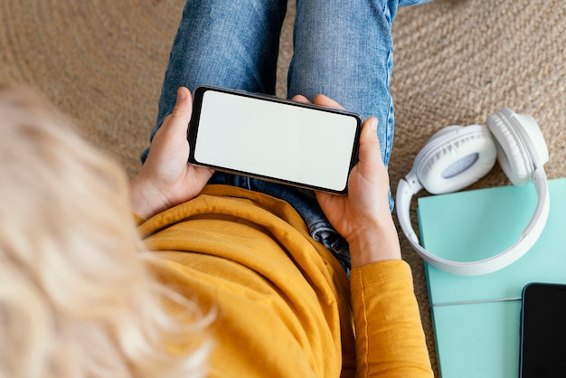 Jongen met mobiel en hoofdtelefoons