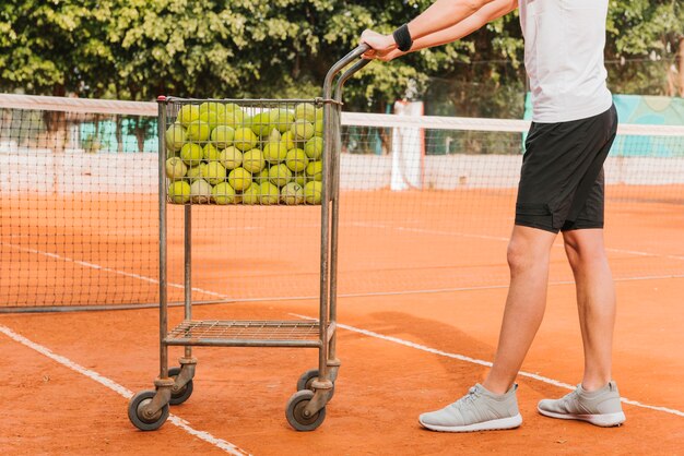 Gratis foto jongen met tennisballenkar