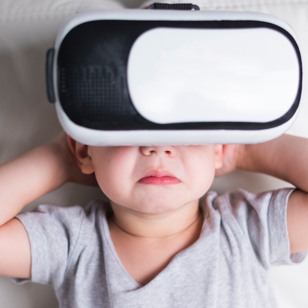 Gratis foto jongen met virtual reality headset