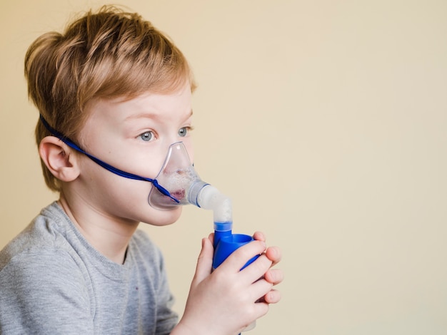 Jongen met zuurstofmasker