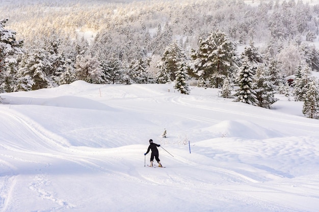 Jongen op berghelling in Stryn-skigebied, Noorwegen