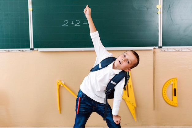 Gratis foto jongen poseren in de wiskunde klasse