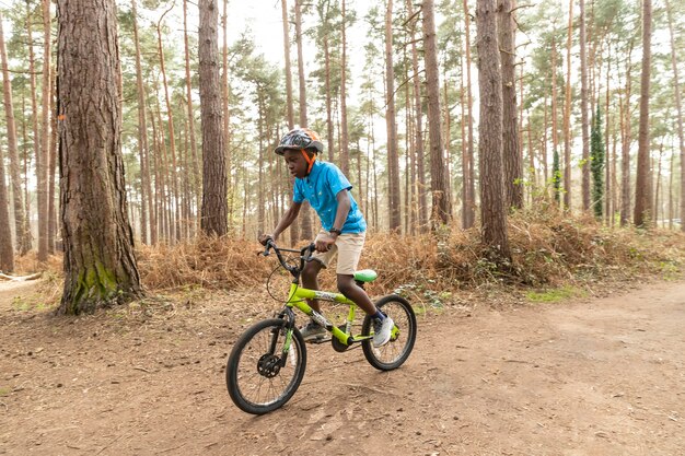 Jongen rijdt op een fiets in het bos