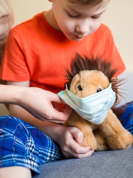 Jongen speelgoed masker zetten