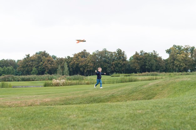 Jongen speelt met vlieger afstandsschot