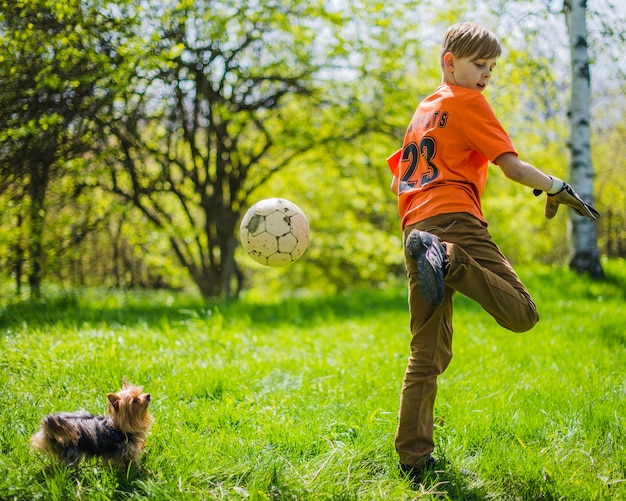 Gratis foto jongen spelen met bal