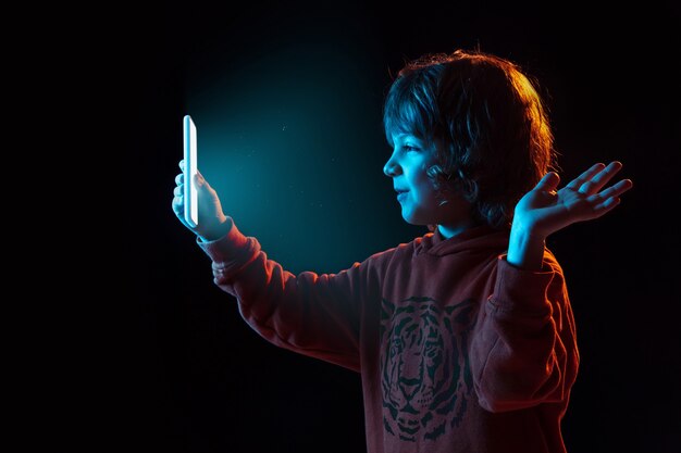 Jongen vloggen met smartphone