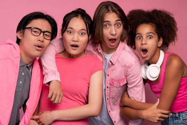 Jongens en meisjes poseren in roze.