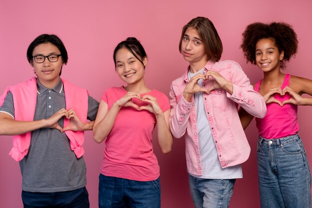 Jongens en meisjes poseren in roze