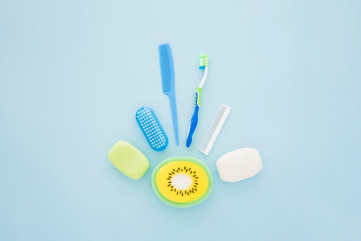 Gratis Foto jongens hygiënische accessoires op blauwe ondergrond