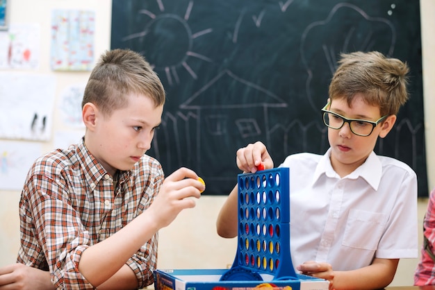 Jongens spelen met speelgoed