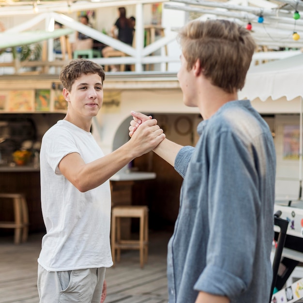 Jongens vieren samen het einde van het coronavirus