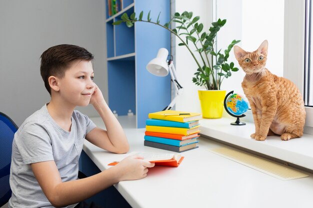 Jongenslezing en het bekijken kat