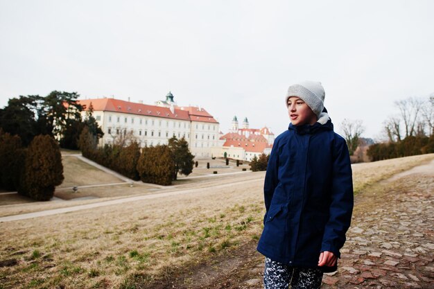 Jongenstoerist bij Valtice-kasteel, Tsjechische Republiek