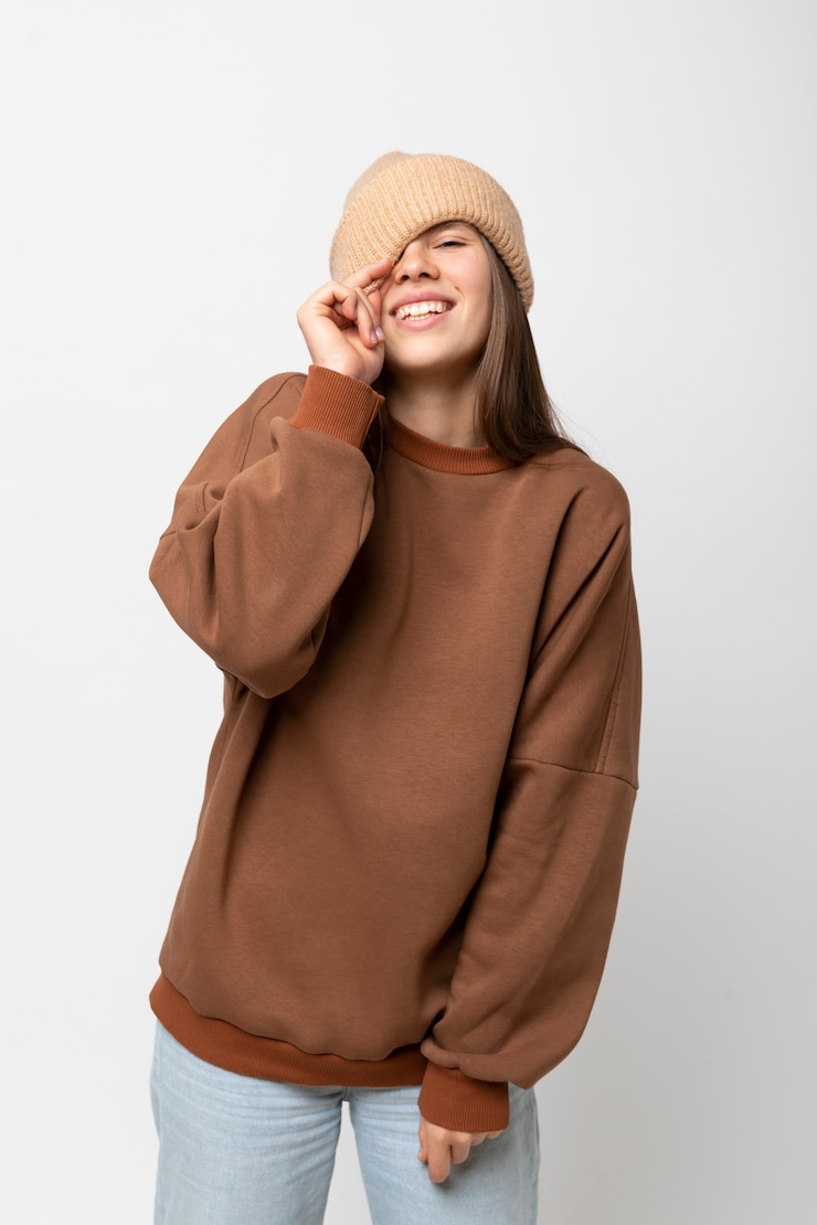 Gratis Foto jongere die hoodie-mockup draagt