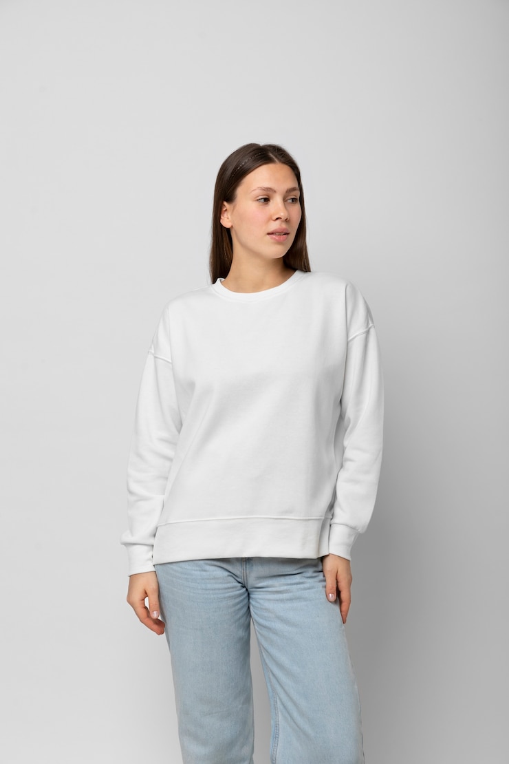 Gratis Foto jongere die hoodie-mockup draagt