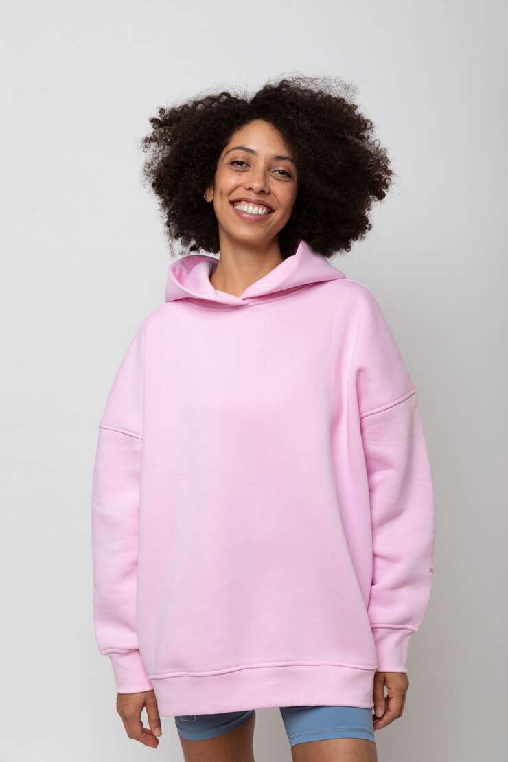 Gratis Foto jongere die hoodie-mockup draagt