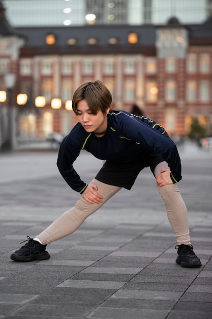 Gratis foto jongere die zich klaarmaakt om 's nachts te sporten