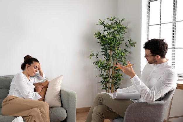 Jongere met angst in gesprek met specialist