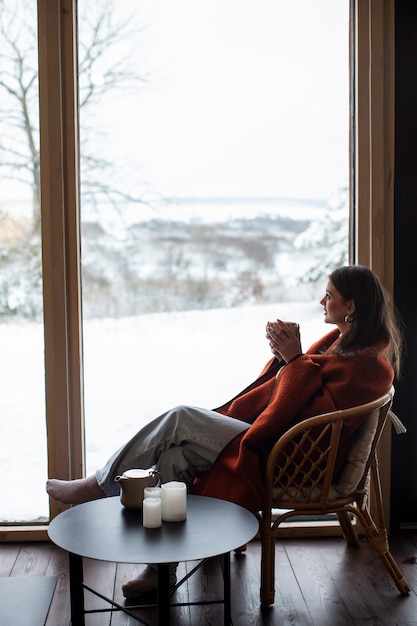 Jongere ontspannen met warme koffie