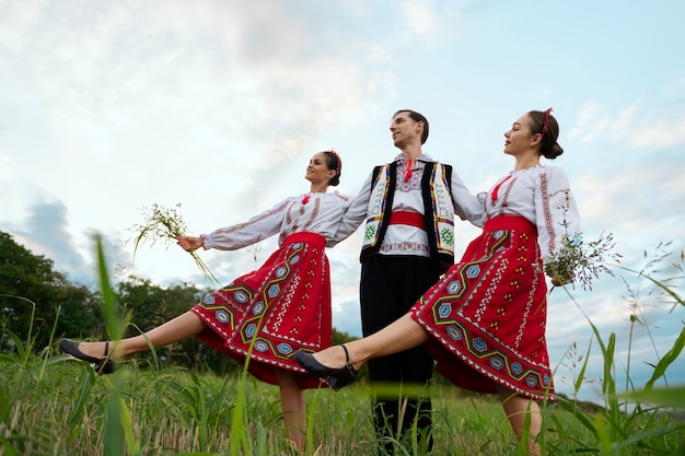 Jongeren dansen folk lage hoek