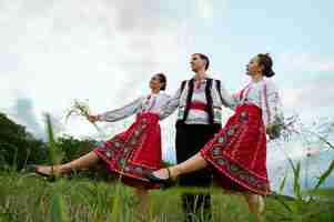 Gratis foto jongeren dansen folk lage hoek