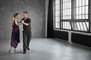 Gratis foto jongeren dansen tango in een studio