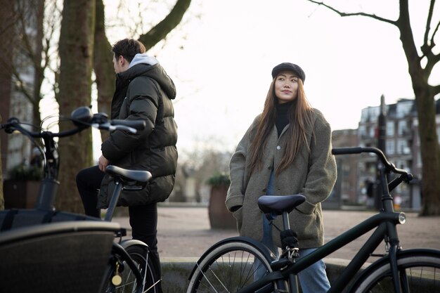 Jongeren die duurzame mobiliteit gebruiken