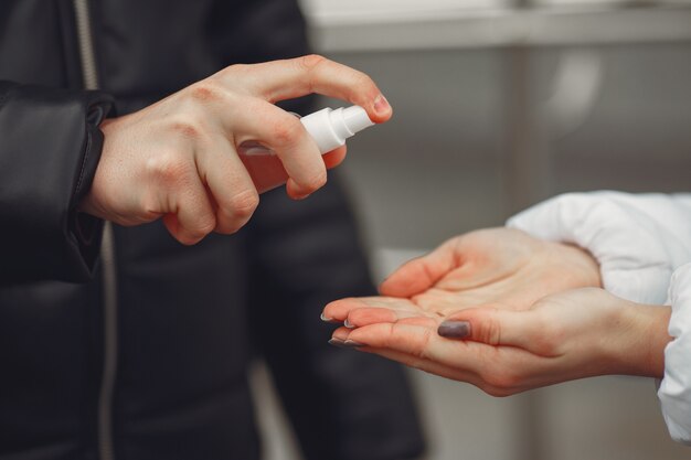 Jongeren die handdesinfecterend middel bespuiten