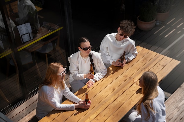 Gratis foto jongeren die plezier hebben op een wit feestje