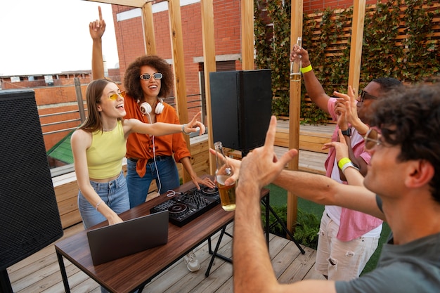 Jongeren die samen feesten zijaanzicht