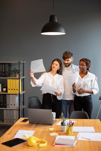 Gratis foto jongeren die samenwerken in een startend bedrijf