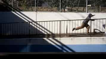 Gratis foto jongeren die skateboarden in japan