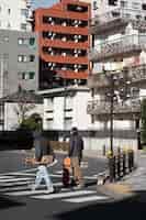 Gratis foto jongeren die skateboarden in japan