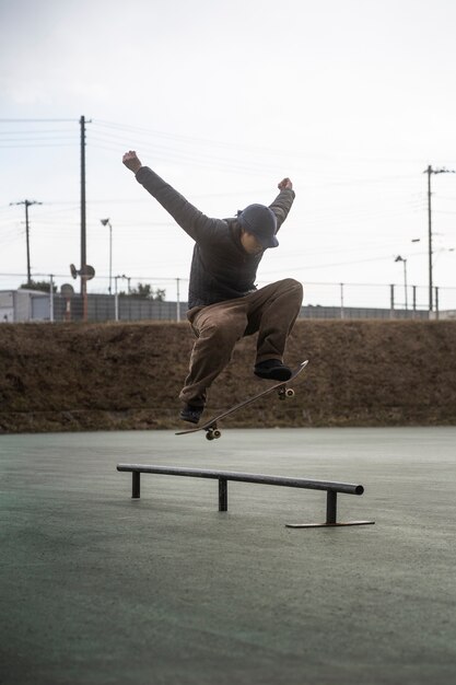 Jongeren die skateboarden in Japan