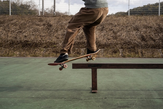Jongeren die skateboarden in Japan