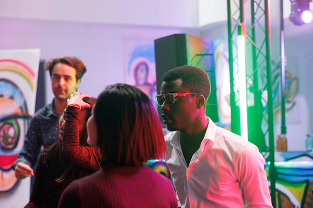 Jongeren feesten in een nachtclub discotheque, vieren en genieten van het nachtleven. Mannen en vrouwen clubben, dansen en bewegen op het ritme van techno muziek op de dansvloer