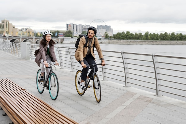 Gratis foto jongeren fietsen naar het werk in de stad