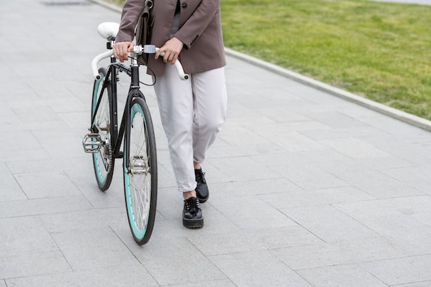 Jongeren fietsen naar het werk in de stad