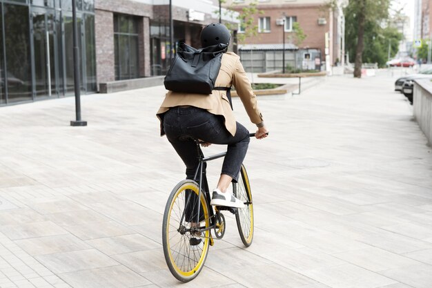 Jongeren fietsen naar het werk in de stad