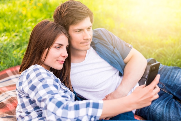 Jongeren in liefde nemen foto op telefoon