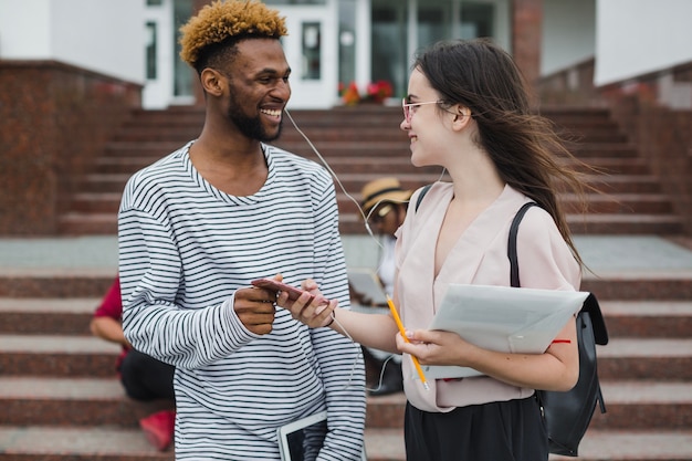 Jongeren luisteren naar muziek in de universiteit