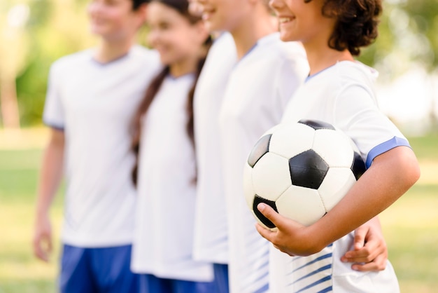 Jongeren maken zich klaar voor een voetbalwedstrijd