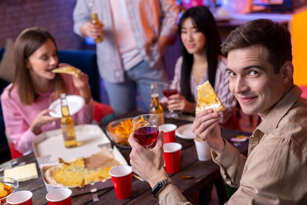 Jongeren vieren thuis een feestje