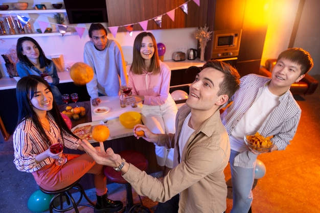 Jongeren vieren thuis een feestje