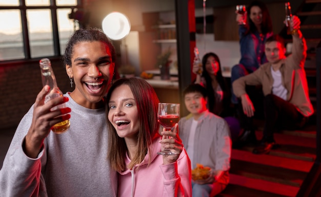 Jongeren vieren thuis een feestje