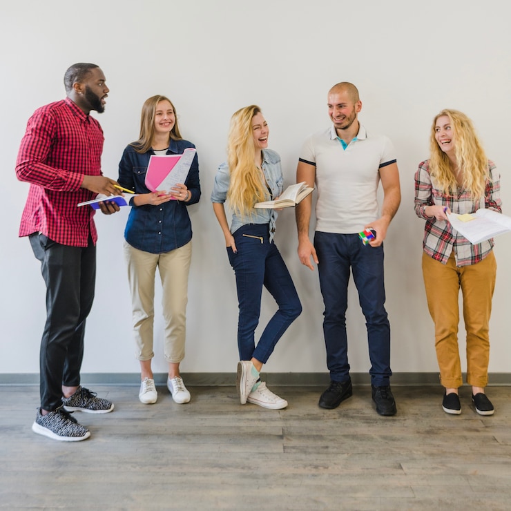 Gratis Foto jongeren werken met papieren