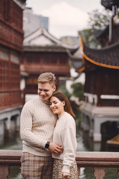 Jonggehuwdepaar die affectie tonen in Shanghai dichtbij Yuyuan.