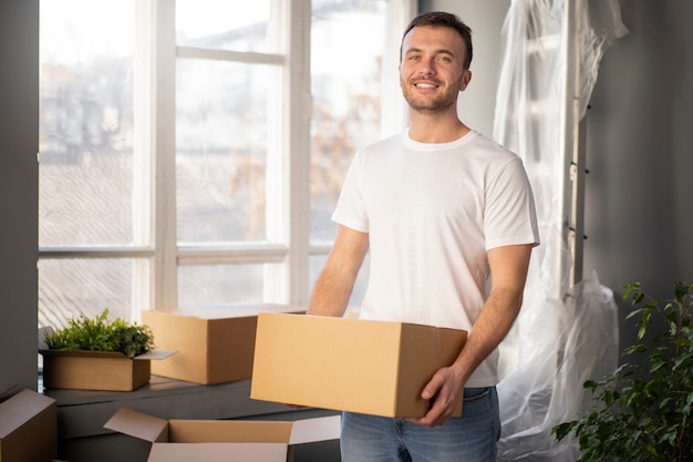 Gratis foto jongvolwassene die naar een nieuw huis verhuist