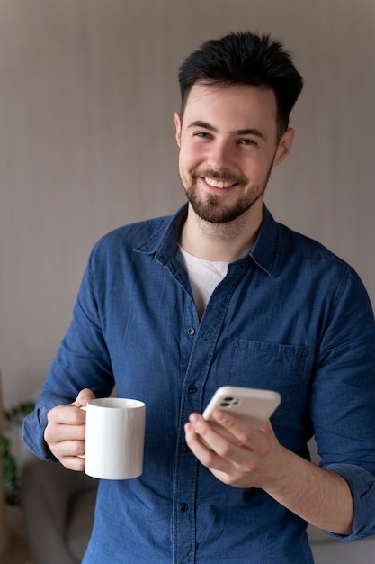 Gratis foto jongvolwassene verhuist naar nieuw huis